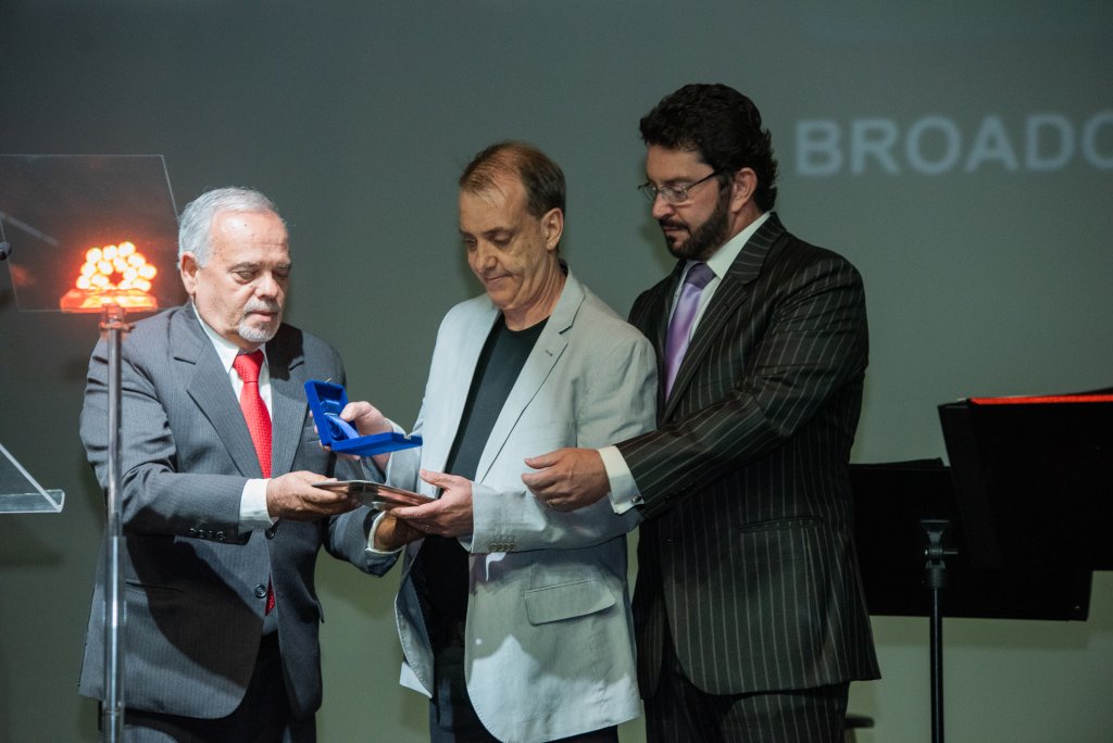 Ricardo Zovico e Darci Araujo entregando a medalha para Marcelo Godoy